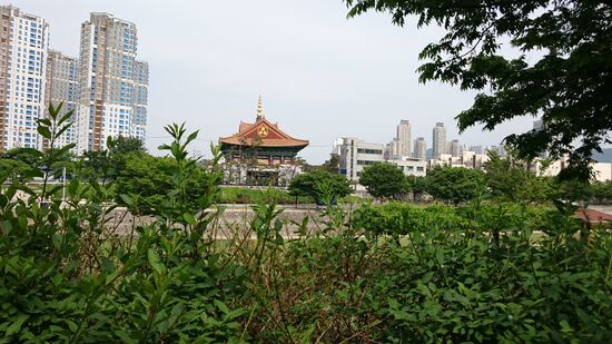 Tempel zwischen Hochhäusern