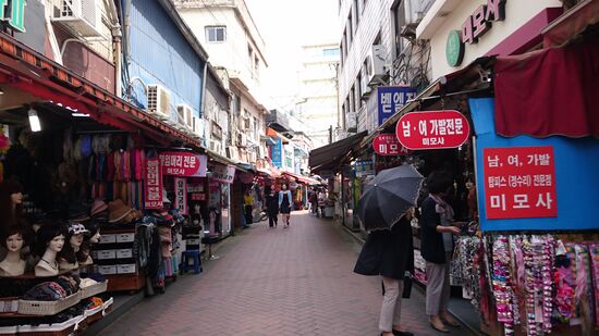 Eine der vielen Einkaufsgassen. Auch in Daegu stehen Markt und Shopping ganz oben
