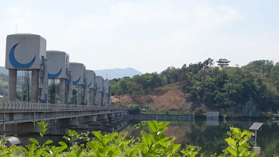 Es gibt einige Staudämme und Kraftwerke am Nakdonggangriver
