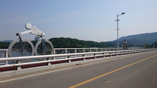 Der Radweg ist nicht zu übersehen