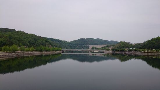 ......allerdings guckt man von der Brücke nicht mehr ins Mondscheintal, sondern auf den Staudamm hinter dem das überflutete Mondscheintal liegt