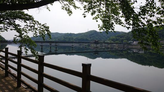 Blick auf die Mondscheinbrücke, die sich im Wasser spiegelt. Eine Brücke für nächtliche Romanzen im Mondscheintal....