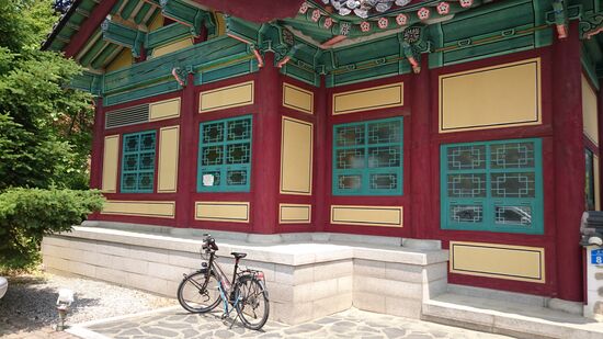 Vor der Memorial Hall von Kim Si-seup