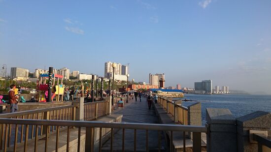 die Sonne kommt raus und die Stadt fängt an zu strahlen