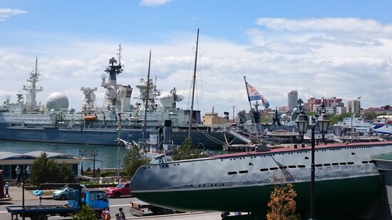 Die russischen Kriegsschiffe und das U-Boot erinnern an den zweiten Weltkrieg