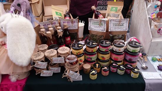 Hier darf ich in Honig eingelegte Tannenzapfen probieren - köstlich und ganz weich. Mal wieder schade, dass ich nichts mitnehmen kann