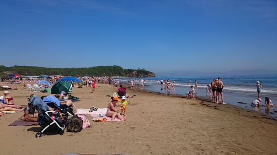 Auf dem Rückweg vom Safaripark gehen wir noch an den Strand, der wegen den warmen Temperaturen gut besucht ist.