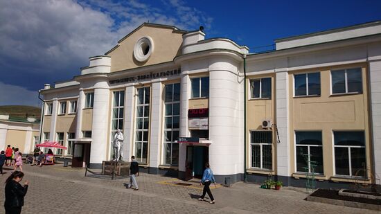 Egal wie klein der Ort, das Bahnhofsgebäude ist ein Schmuckstück