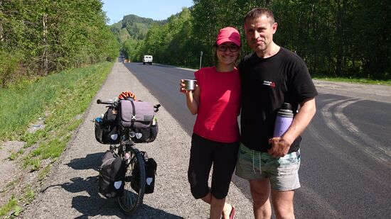 Zwei russische Radfahrer, die mit ihrem Bus den Sommer über nach Russland fahren, halten neben mir. Wir tauschen Tee und Kekse