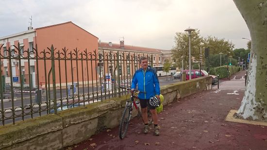 In Narbonne am Bahnhof: Jaime mit der guten Idee von Beziers  aus nach Narbonne zu radeln