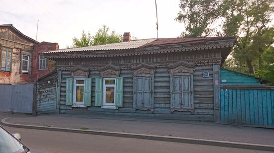 Die Holzhäuser stehen in Irkutsk unter Denkmalschutz