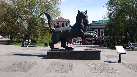 Der Babr, ein Fabeltier, das  Tiger, Leopard und Bär vereint. Er wacht über das 130. Viertel. Hier wurden alte Holzhäuser rekonstruiert. Es ist mit Bars und Restaurants ein Magnet für Touristen und junge Leute, die ausgehen möchten