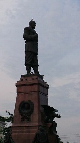 Alexander der Dritte schaut nach Osten, in die Richtung in die er die Osterweiterung Mitte des 19.Jahrhunderts vorangetrieben hat.