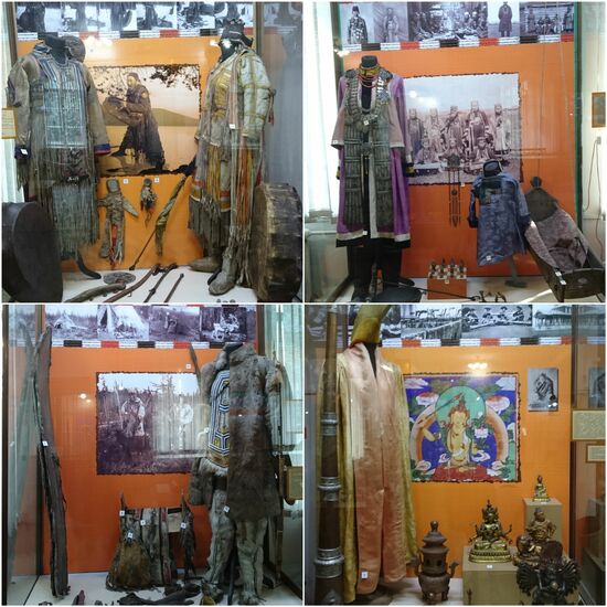 Die Kostüme der verschiedenen Völker, die Sibirien bewohnt haben,  bevor die Russen es kolonialisiert haben. Sie haben teilweise Ähnlichkeit mit denen der indianischen Bevölkerung in Nordamerika. Auch die Sprachen würden teilweise Ähnlichkeiten aufweisen, erzählt mir meine Lehrerin