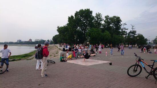 sonntägliches Treiben am Ufer der Angara