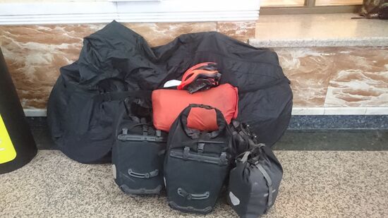 Mit diesem Gepäck stehe ich dann am Bahnhof, um weiter nach Ekatarinenburg zu fahren. Das Fahrrad muss in Wagen 9 und ich mit dem restlichen Gepäck in Wagen 22. Zum Glück hält der Zug an den großen Bahnhöfen lange genug, dass die Zeit  zum Ein- und aussteigen reicht.