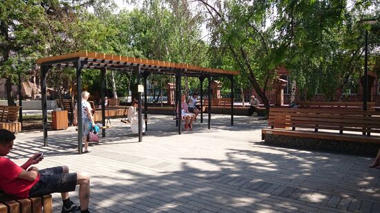 Schaukeln! Es gibt Schaukeln für Erwachsene in den Parkanlagen von Krasnojarsk. Davon wird reger Gebrauch gemacht. Auch ich schaukele eine ganze Weile bis mir schwindelig wird.