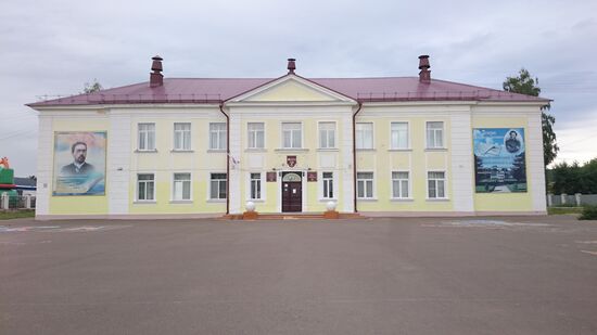 Nur die Schule ist, wie in allen Orten, die ich bis jetzt gesehen habe, ein Schmuckstück