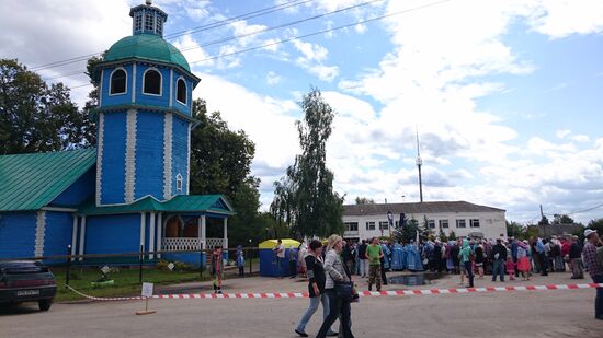 Die Prozession führt zu einem ländlichen Markt