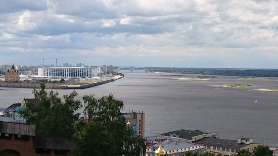Blick auf Wolga und Oka. Gegenüber das Fußballstadion