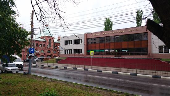 Gegenüber vom Hotel das Migrationszentrum. Tagsüber sieht man hier viele Migranten ein- und ausgehen. Sie kommen aus den ehemaligen südlichen Sowjetrepubliken, um zu arbeiten. In Russland gibt es Arbeit, während es in ihren Heimatländern eher schlecht aussieht. Wie sich die Probleme gleichen! Pawel, der evangelische Pfarrer kritisiert die mangelnde Integrationsbereitschaft der Zuwanderer in die russische Gesellschaft