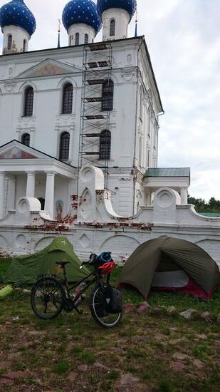 Zelten vor der Kirche