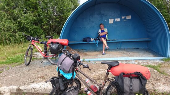 Zum Glück gibt es an jeder Milchkanne eine Bushaltestelle. Auch der keinste Ort ist ans öffentliche Verkehrswesen angeschlossen und hat einen Lebensmittelladen