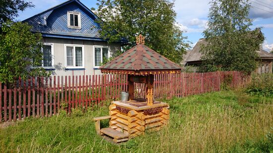 In den Dörfern stehen vor vielen Häusern die Brunnen