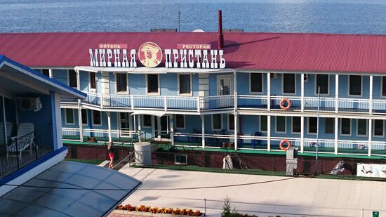 Hotelschiff in Kischema an der Wolga