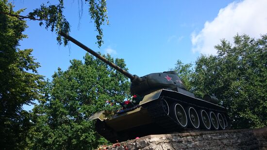 An der Grenze zu Russland ein mit Blumen geschmückter Panzer aus Russland zum Gedenken an die Befreiung vom Faschismus. Passt irgendwie nicht zur antirussischen Stimmung im Land. Allerdings wohnen hier an der Grenze mehrheitlich Russen