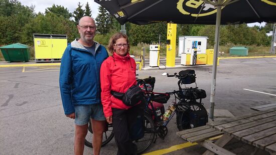 Karen und Werner aus Wismar. Erfahrene Reiseradler, die meist im Zelt übernachten. In Estland gibt es RMV Zeltplätze ohne große Infrastruktur,  auf denen kostenlos gezeltet werden kann, lerne ich von den Beiden