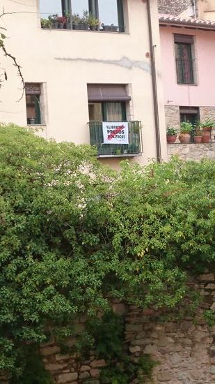 Diese Transparente sìnd in Girona allgegenwärtig