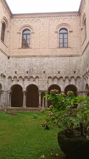 Im Innenhof einer ehemaligen Kirche