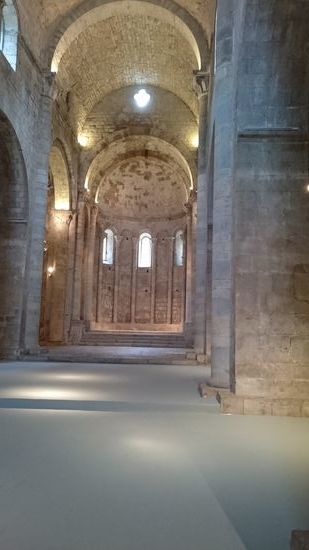 In einer Kirche, die als Ausstellungsraum genutzt wird