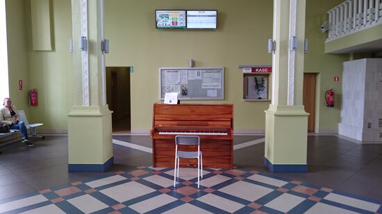 Auch in Silgulda steht ein Klavier im Bahnhof