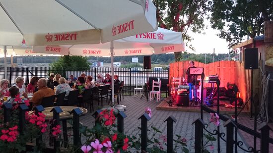 Der Alleinunterhalter singt mit den Gästen polnische Volkslieder