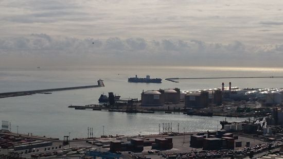 Die CMA CGM Litani läuft in den Hafen von Barcelona ein