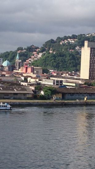 Alles dicht nebeneinander: Alte Hafenanlagen vor kolonialen Bauten, neben Hochhäusern