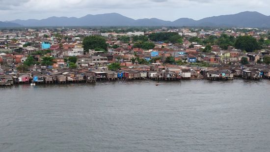 Slums am Fluss von Santos