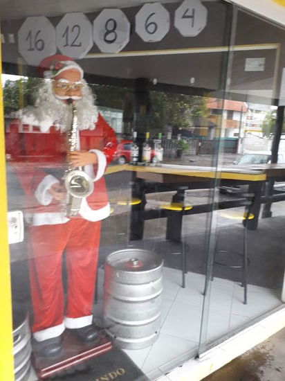 Ein Weihnachtsmann in einer Bar erinnert mich daran,  dass in Deutschland bald die Weihnachtszeit beginnt.