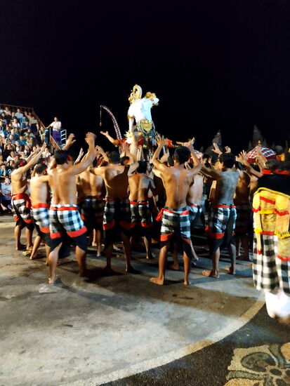 Kecak im Uluwatu Tempel