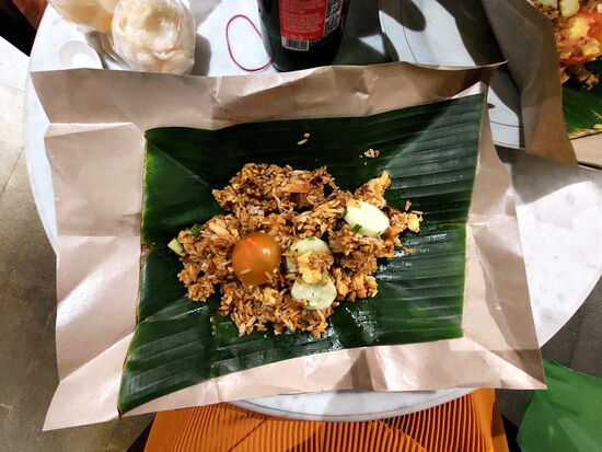 Nasi Goreng, traditionell auf einem Bananenblatt