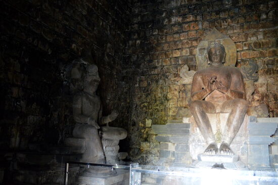 Statuen im Inneren des Tempels von Mendut