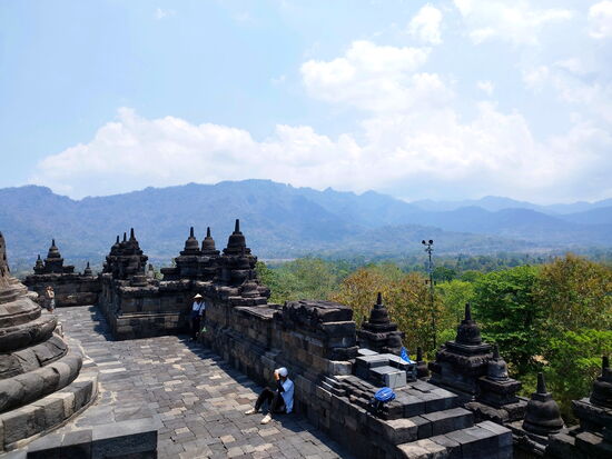 Blick von Borobudur zu den Bergen