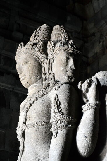 Statue in einem der Tempel von Prambanan
