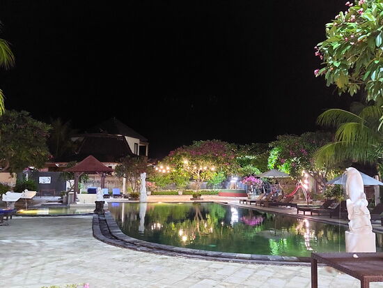 Hotelpool des "Puri Saron Senggigi" am Abend