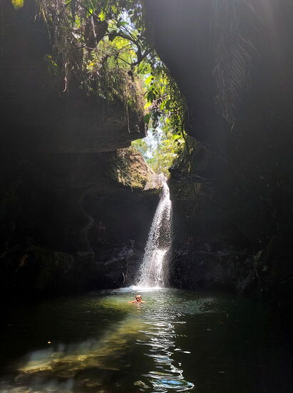 Höhle mit dem Tete Batu Wasserfall