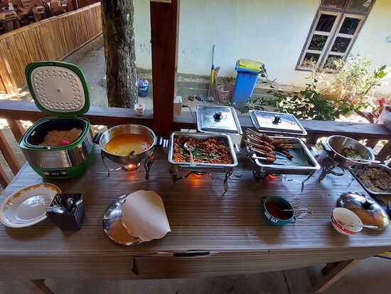 Buffet mit indonesischen Spezialitäten