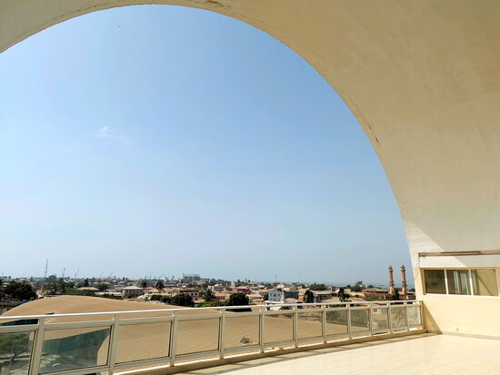 Blick über Banjul vom Arch 22