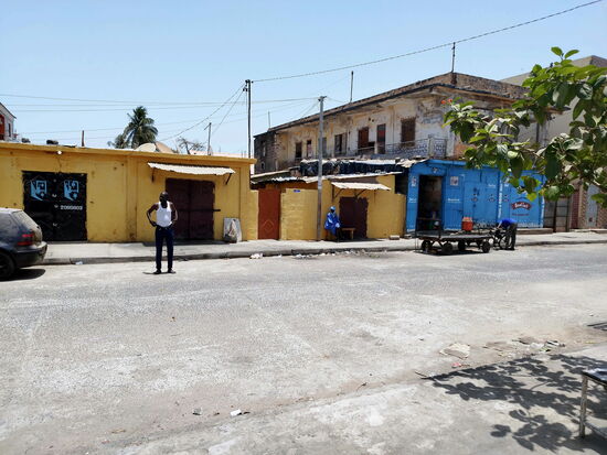 Hinter der rostigen Tür in der Mitte war tatsächlich eine Kneipe!